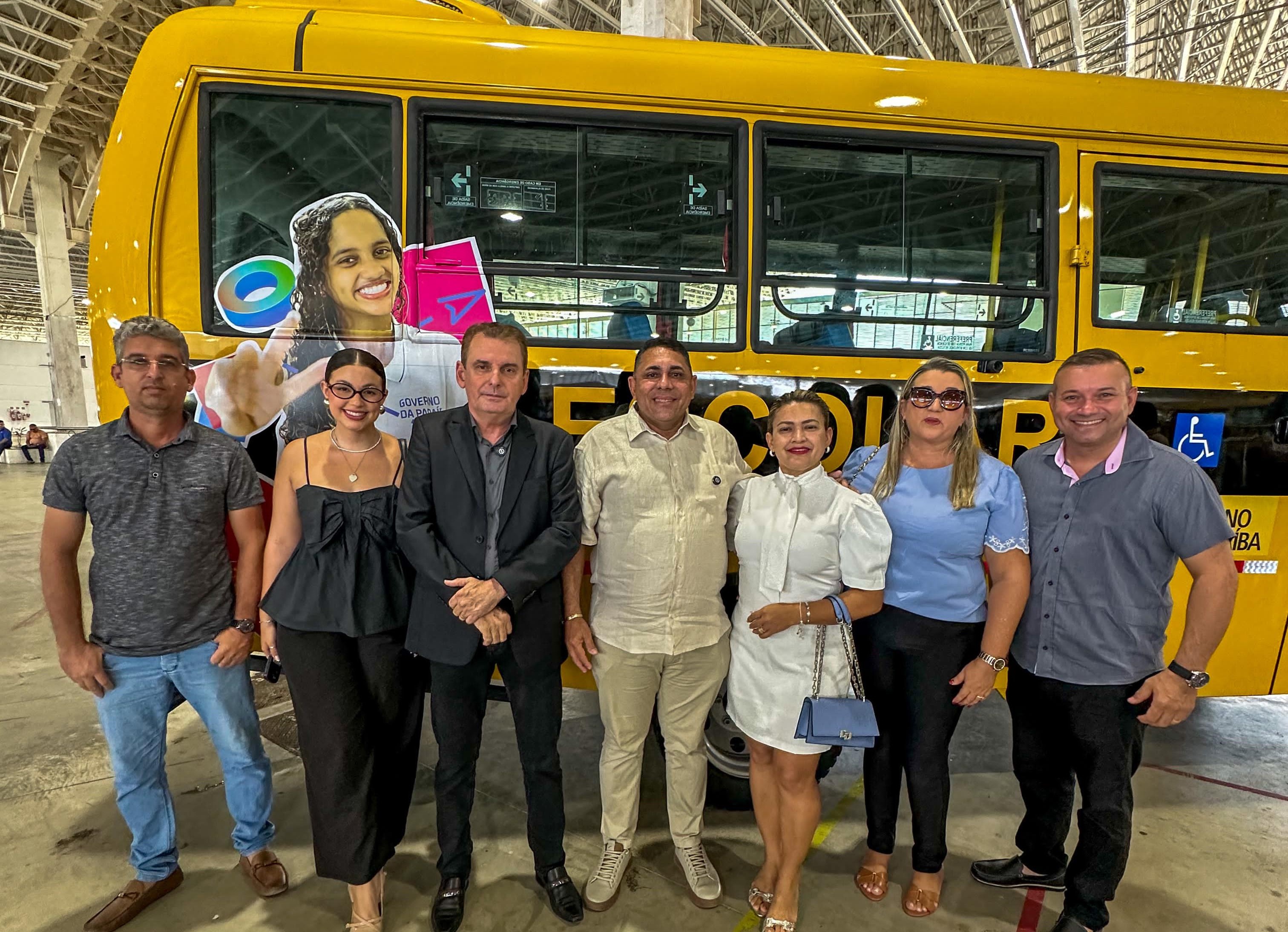 Aparecida é contemplada com novo ônibus escolar em cerimônia estadual