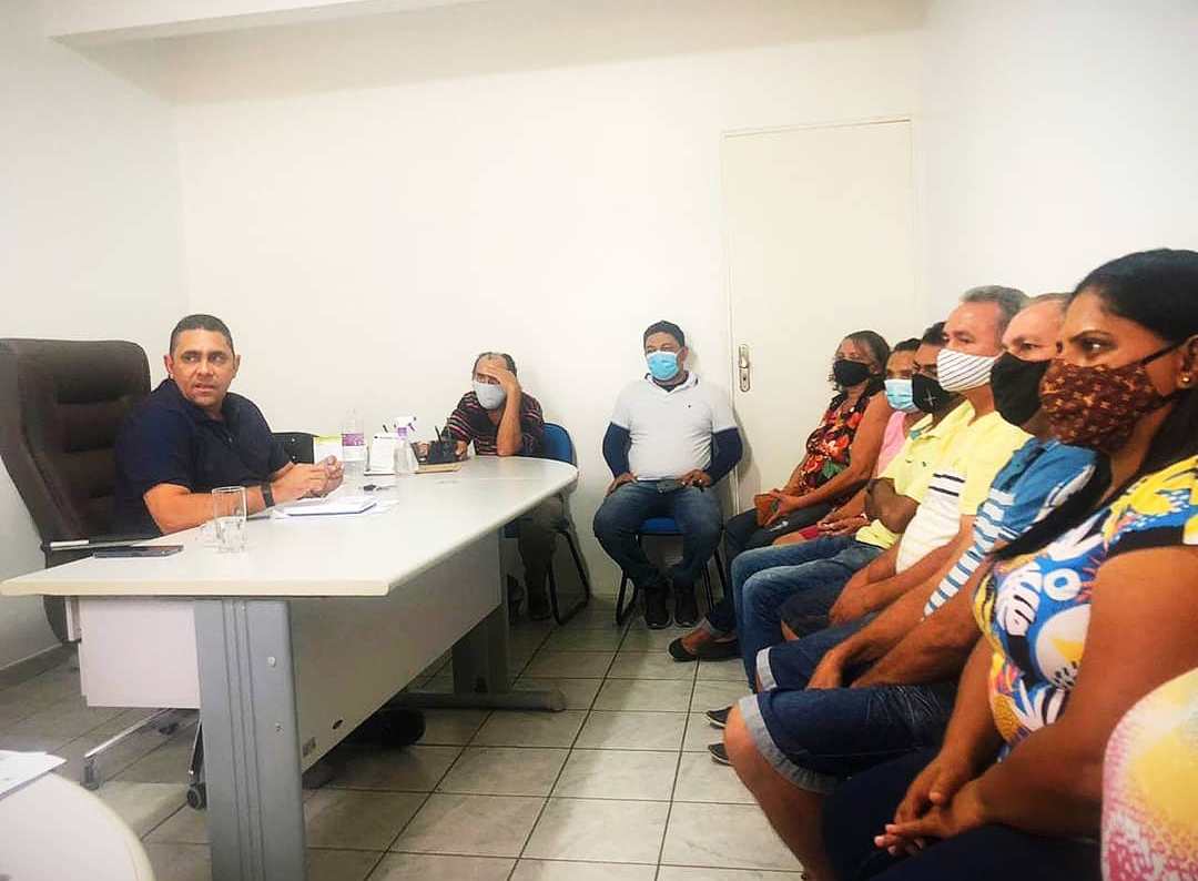 Prefeito João Neto reúne comerciantes que ocupam Box no mercado público, para fazer acordos e propor melhorias nas estruturas do estabelecimento