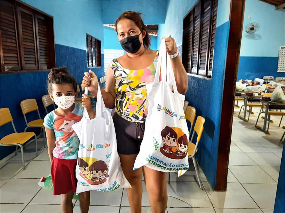 Alunos da rede de ensino municipal de Aparecida recebem Kit Alimentação Escolar; benefício estar previsto durante período de pandemia