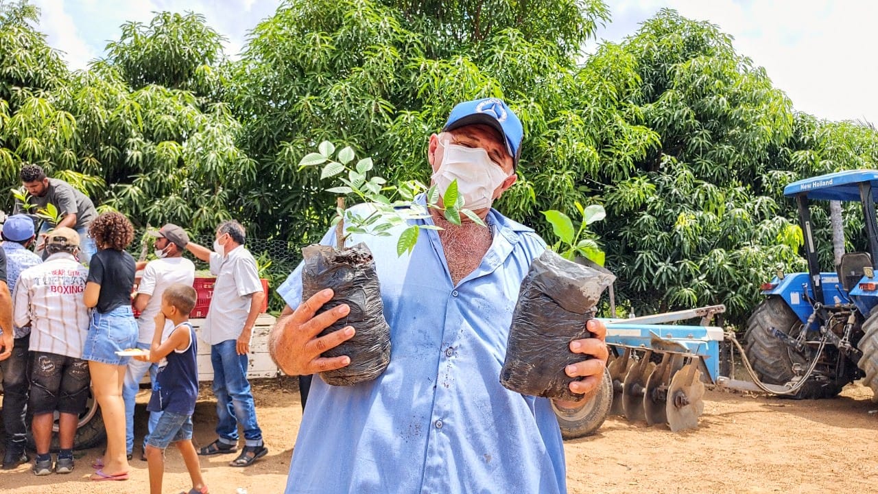 Prefeito de Aparecida beneficia agricultores com cortes de terra